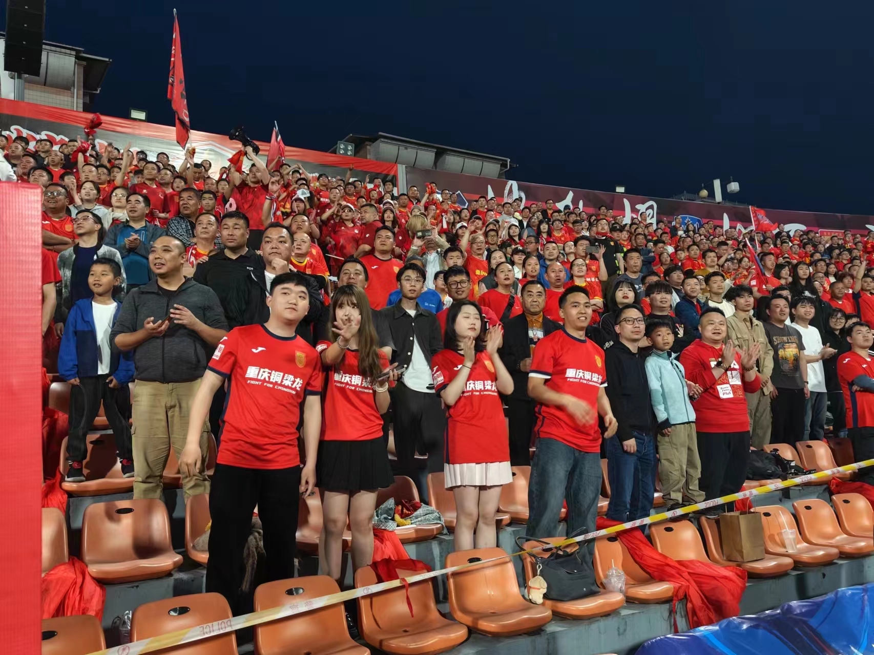 足球场上一幕幕激烈对抗,引发球迷狂热讨论的简单介绍 足球场上一幕幕激烈对抗,引发球迷狂热讨论的简单介绍