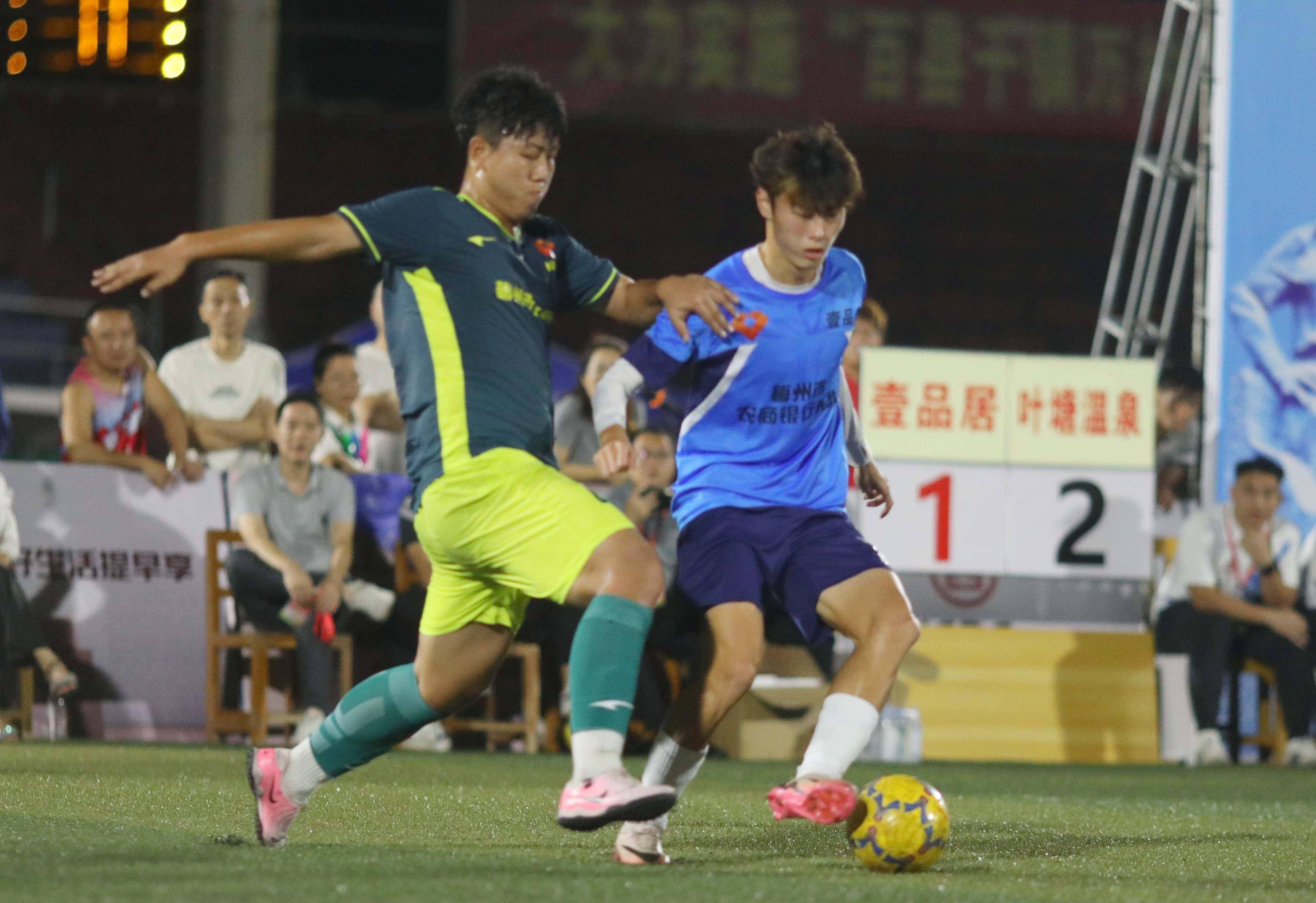 足球争霸赛事掀起观赛热潮,球员风采展现的简单介绍 足球争霸赛事掀起观赛热潮,球员风采展现的简单介绍